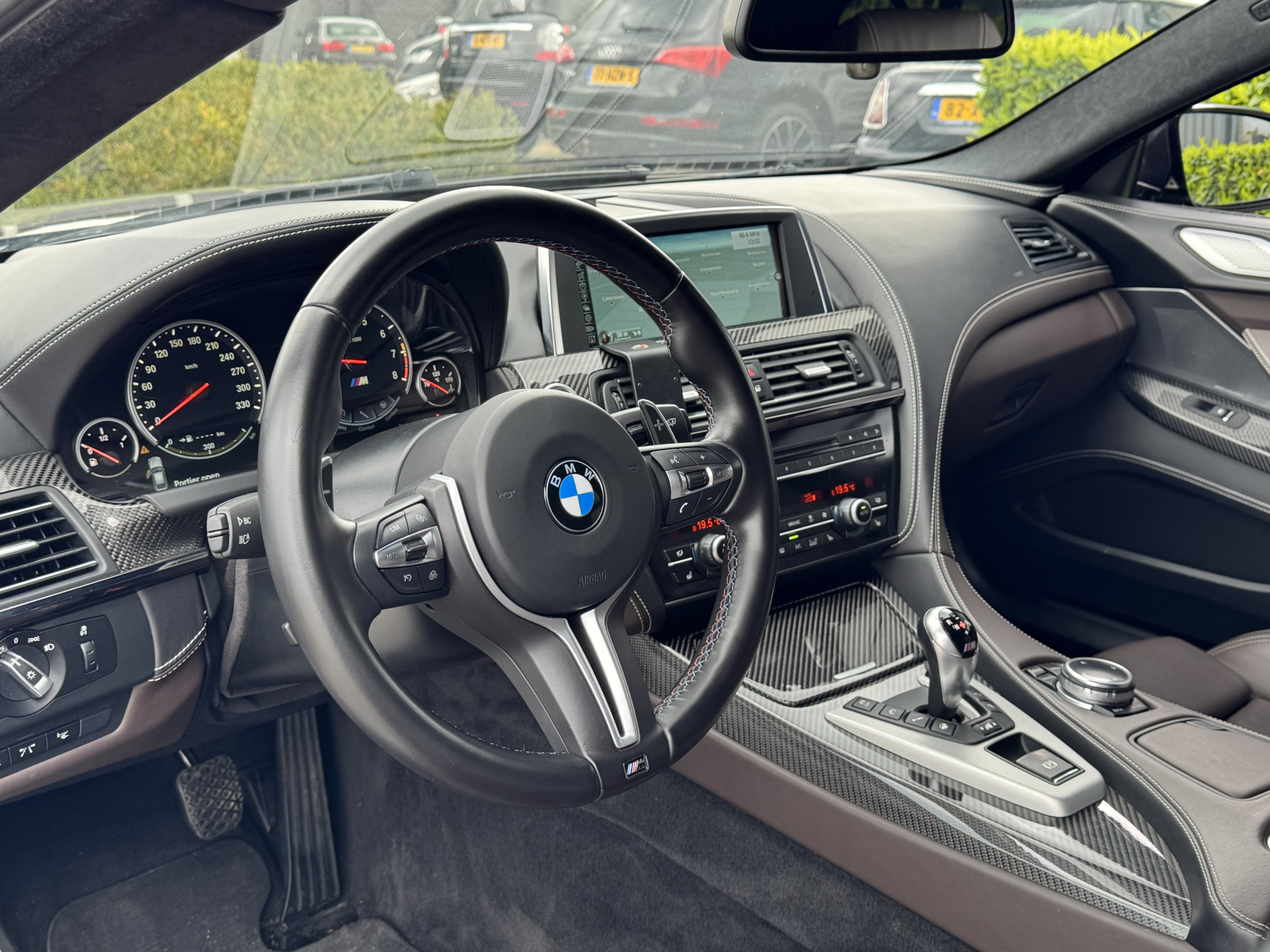 53453973-5.jpg