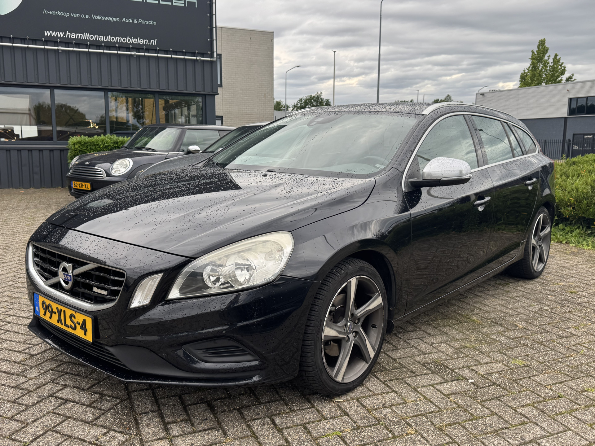 Volvo V60 1.6 T3 150pk Kinetic R-Design 54220452-0.jpg | Hamilton Automobielen