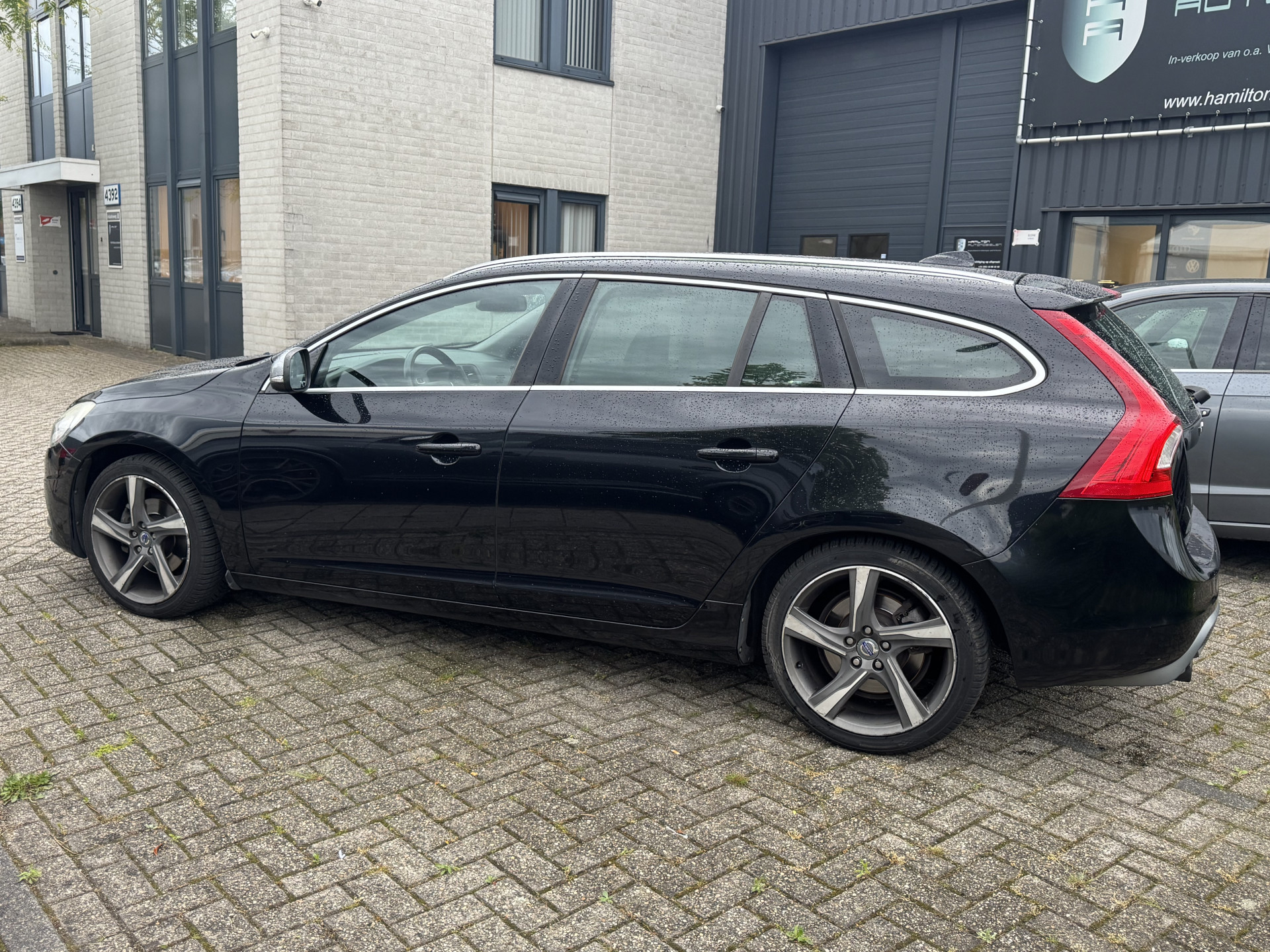 Volvo V60 1.6 T3 150pk Kinetic R-Design 54220452-2.jpg | Hamilton Automobielen
